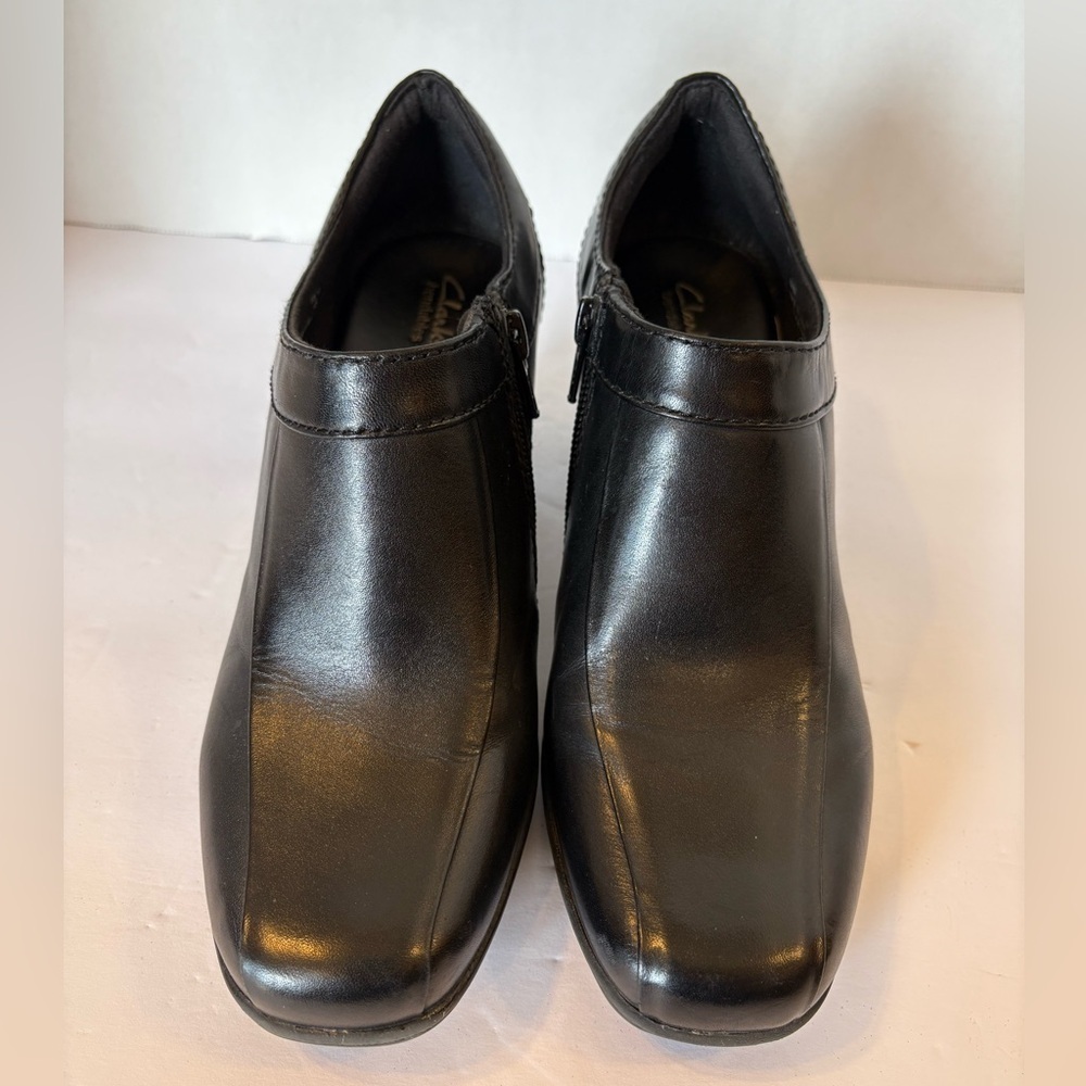Clarks Bendables side zip black leather ankle booties boots size 8 M